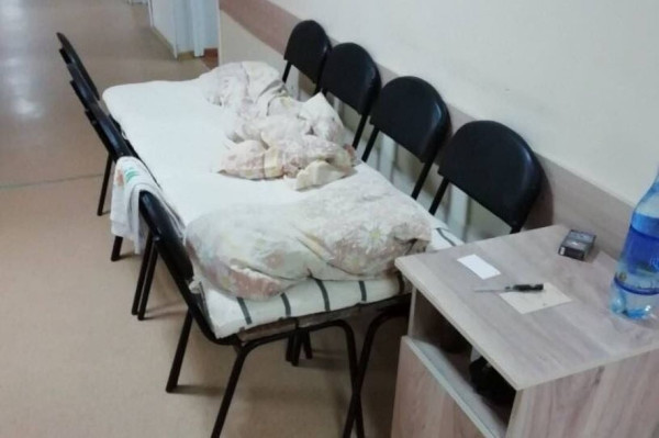 В Пензенской больнице установили кровати из досок и стульев. 17026.jpeg