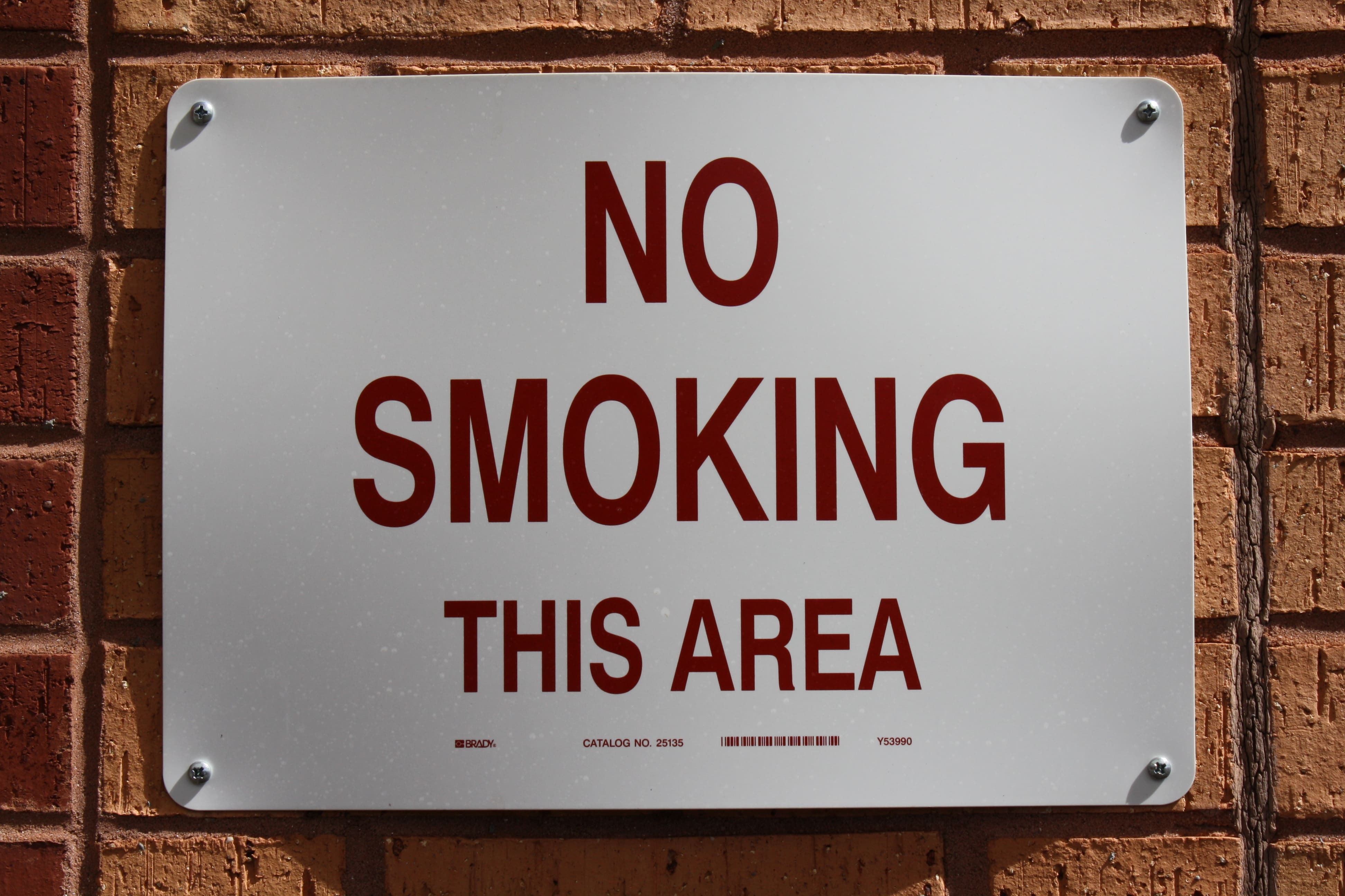 Лишает кожу кислорода на два часа: каждая сигарета приближает старение кожи