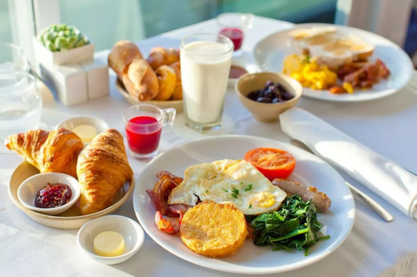 У пропускающих завтрак подростков может развиться ожирение. медицина, здоровье, врач, продукты, питание, завтрак, дети, ожирение