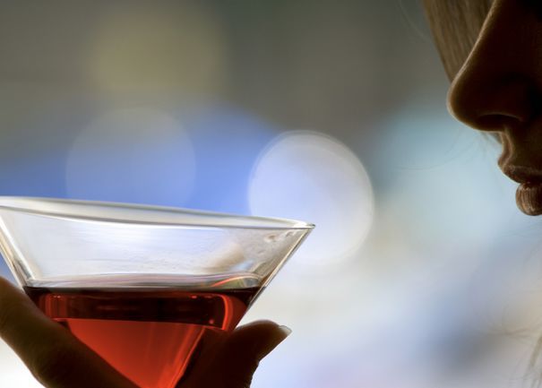Женщины быстрее становятся алкоголичками потому, что у них меньше жидкости в организме. алкоголь и женщина