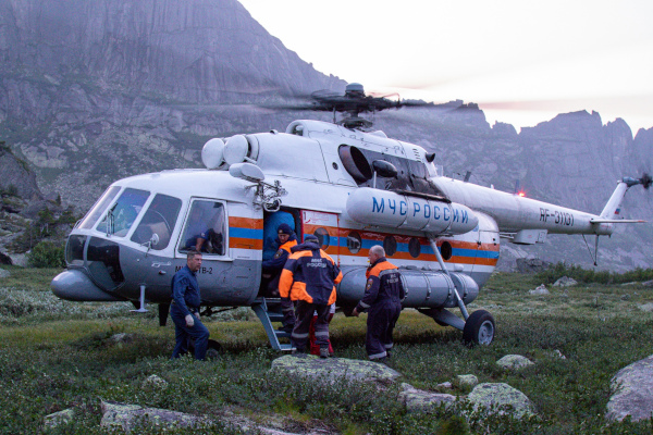 В Хакасии туристке потребовалась срочная эвакуация вертолетом. медицина, здоровье, врач, туристка, вертолет, МЧС, Хакасия