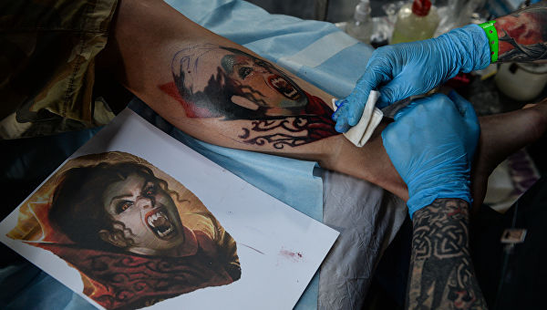 В Тюмени врачи спасли мужчину, который перенес инсульт после нанесения татуировки. медицина, здоровье, врач, татуировка, инсульт, Тюмень