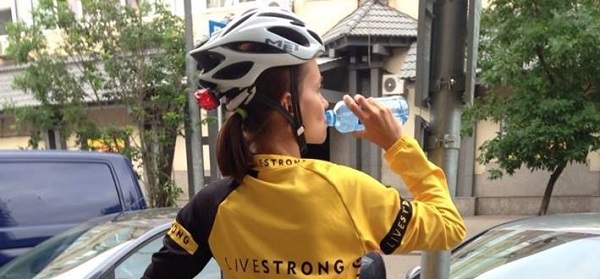 Вода в пластиковых бутылках способствует мигрени. вода, бутылка, велошлем