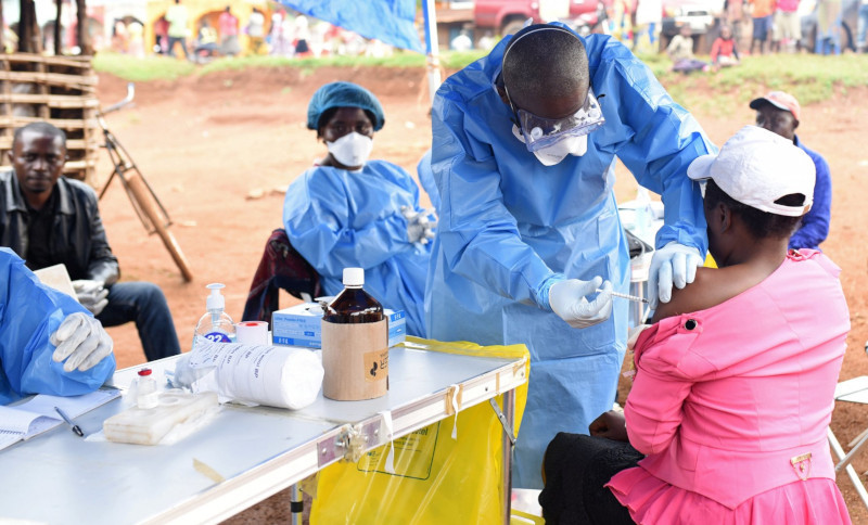Ополченцы в Конго не верят в лихорадку Эбола и нападают на врачей. медицина, здоровье, врач, лихорадка, Конго