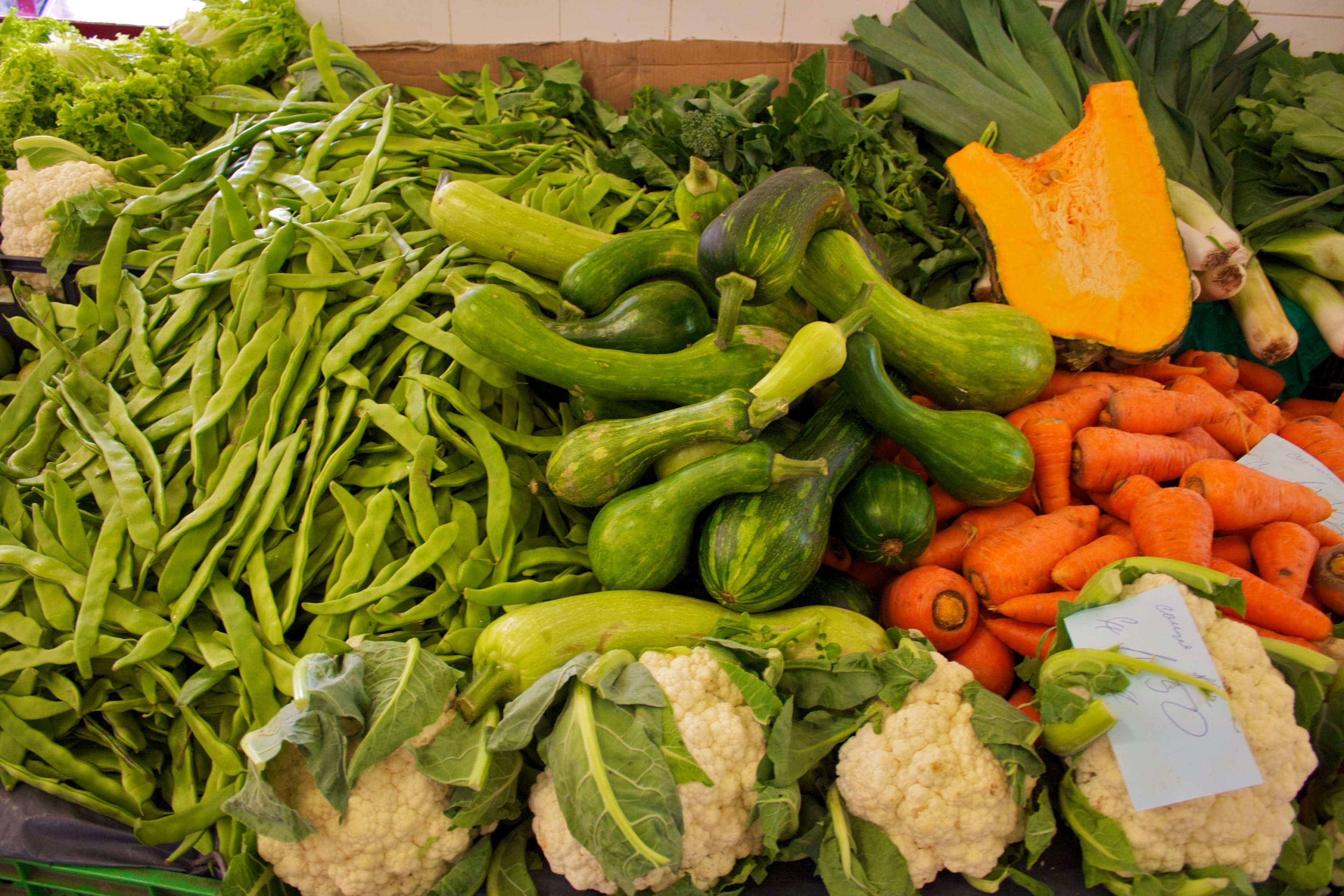 Не подходят для заморозки: салатные листья, редис, ягоды содержат слишком много воды