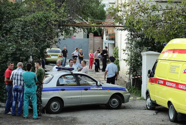 В Батайске родственники пациентки побили камнями машину скорой помощи. медицина, здоровье, врач, скорая помощь, цыгане, нападение, полиция, Батайск