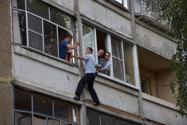 В Саранске пьяный отец пытался выкинуть из окна многоэтажки младенца. медицина, здоровье, мужчина, спасатели, врач, ребенок, Саранск