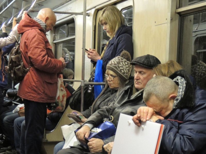 Психолог: москвичам не нужно уступать места пожилым людям в метро. медицина, здоровье, психология, психика, пожилые люди