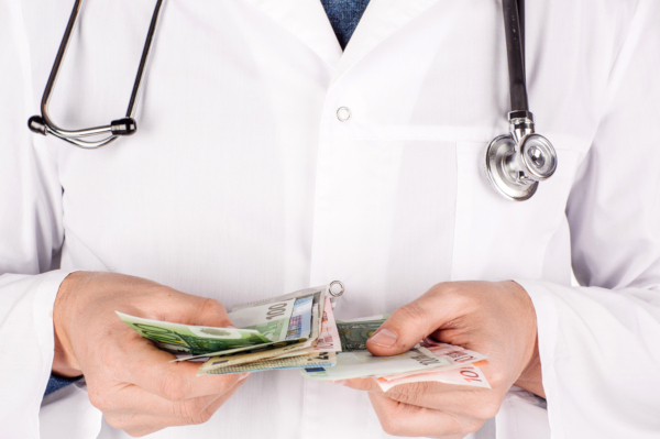 В Госдуме выступили за увеличение базовой части зарплат медиков. госдума, врач, зарплата