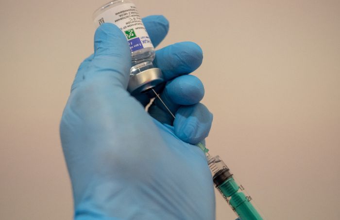 Смольный не считает нужным стимулировать население для вакцинации