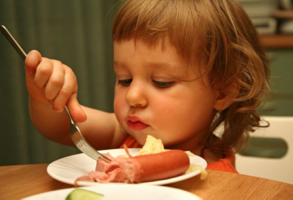 Колбаса и сосиски вызывают у детей проблемы с почками – врач. медицина, здоровье, врач, питание, дети, бутерброды, колбаса, сосиски