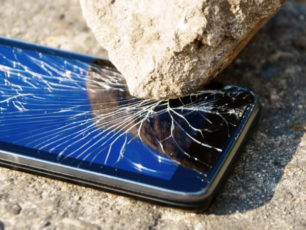 Специалисты рассказали, почему разбитый телефон опасен для здоровья. медицина, здоровье, мобильный телефон