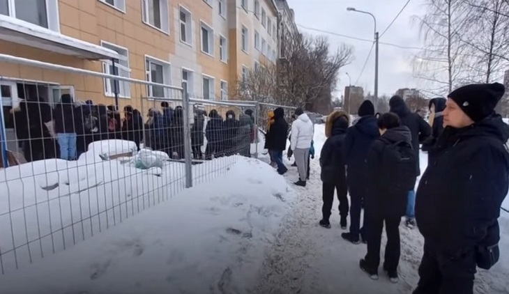 Жители Адмиралтейского района выстраиваются в длинную очередь, чтобы попасть в поликлинику
