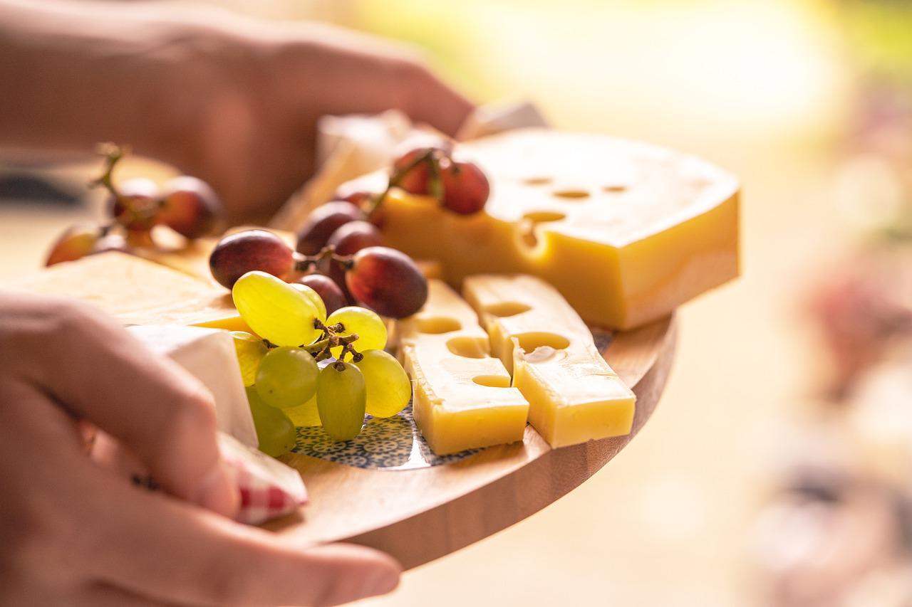 Врачи опровергают мифы о вреде сыра: ешьте, с чем хотите