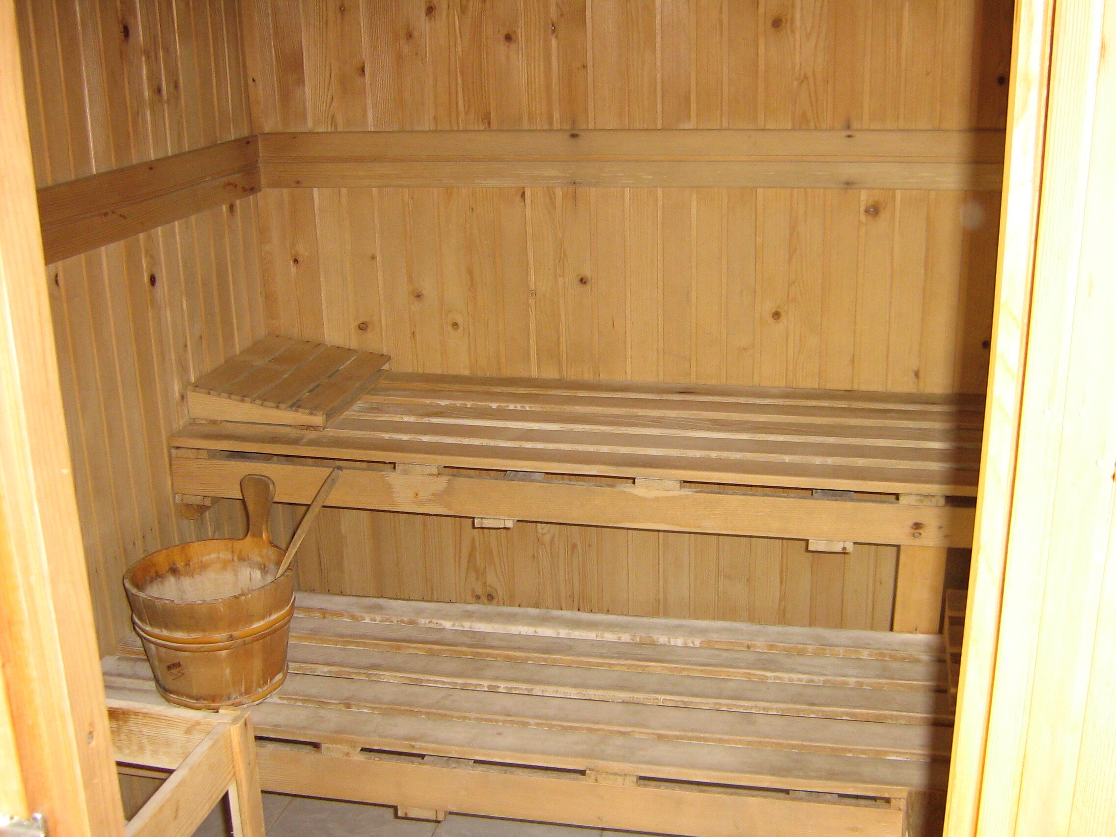 Мешает бороться с вирусом: при простуде запрещено париться в бане