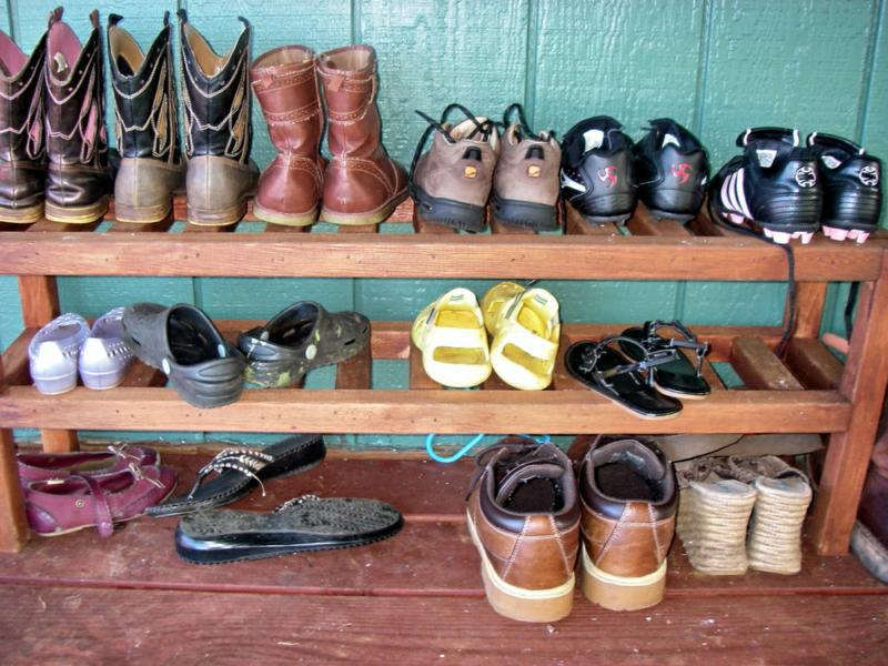 Ученые: Ношение грязной обуви дома сокращает риск астмы у детей. медицина, здоровье, врач, астма, уличная обувь
