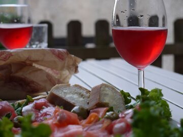 Врач Белоусова советует пить на Новый год сухие вина