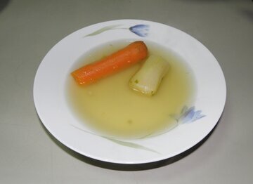 Врач Доннай: куриный бульон снимет боль в горле