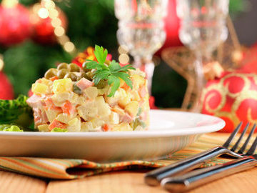 Петербургские врачи рассказали, когда нужно съесть салат "оливье" и студень