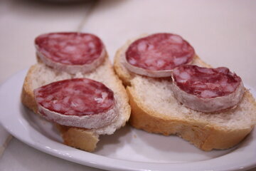 Диетолог Поляков: колбаса на завтрак повышает риск рака