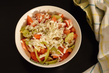 Врач Мясников: тяжелая еда в новогоднюю ночь убивает поджелудочную