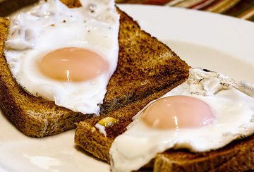 Медики предупредили, что употребление более трех яиц на завтрак вредно