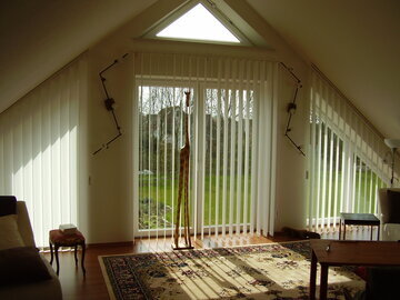 Сомнолог Кудинов: плотные шторы улучшат сон