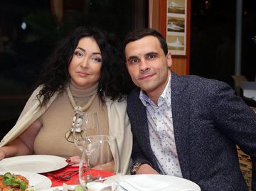 Муж Лолиты попросил певицу реже выходить на сцену