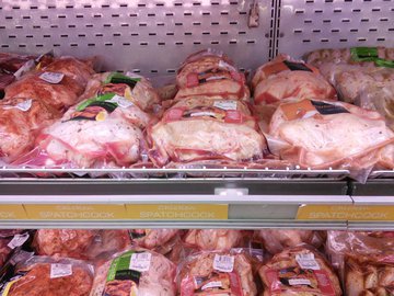 Медики запретили размораживать продукты при комнатной температуре