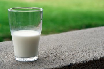 Эндокринолог Коновалова: коровье молоко в тетрапаке содержит токсичный антибиотик