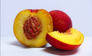 Врачи Агапкин и Гинзбург: нектарин помогает похудеть на килограмм в год