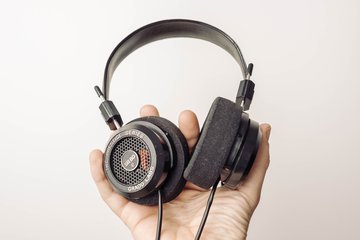 Вылегжанина: прослушивание громкой музыки в наушниках грозит опухолью