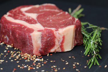 Терапевт Попов рассказал о развитии «мясного пота» на фоне употребления мяса