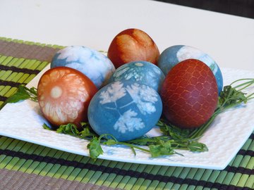 Малышева: яйца можно красить луковой шелухой и свеклой