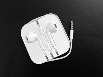 ЛОР Елизарова: внутриканальные наушники грозят отитом