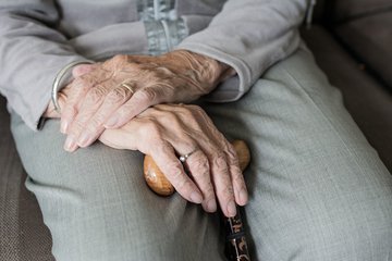 The Lancet: риски развития деменции и астении у пожилых людей выше, если они одиноки