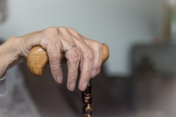 Терапевт Романенко: боли в ногах у пожилых могут появляться из-за диабета и остеопороза
