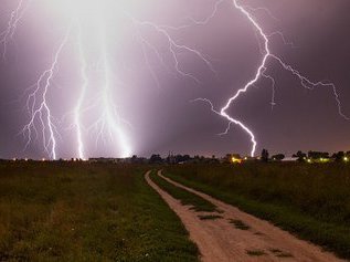 От смерти во время грозы мужчину спас... его пенис