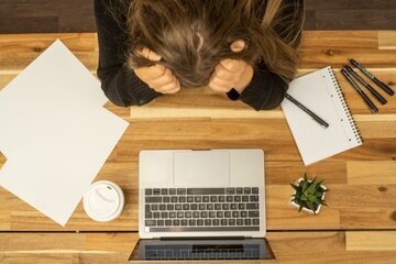 Отоларинголог Рейс: недосып виноват в ранних морщинах