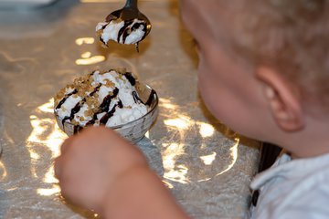 Эндокринолог Хайкина: избыток молока в рационе ребенка может привести к лишнему весу