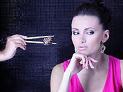 Отдать ужин врагу или... съесть самому?