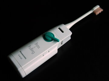 Врач Тумашевич: электрическая щетка грозит выпадением пломб