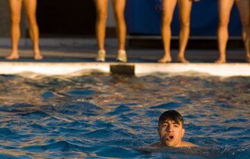 Врач Филатов опроверг миф о пользе бассейна при сколиозе