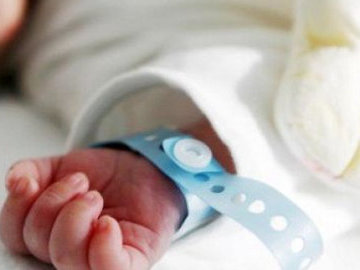 На Украине обитавшая на свалке 12-летняя девочка родила ребенка