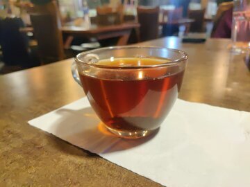 Гастроэнтеролог Кашух запретила запивать чаем мясо