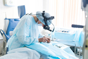 Хирург Алексанян: пластику нельзя проводить до 18 лет