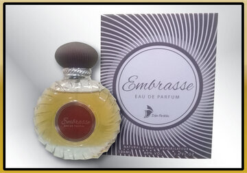 Трихолог Исаева: спирт в духах грозит выпадением волос