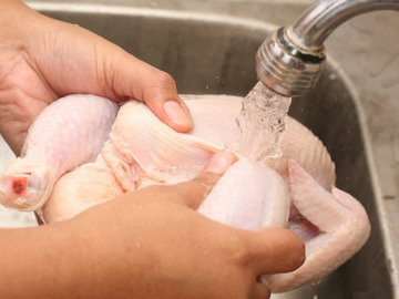 Эксперты рассказали, почему нельзя мыть курицу перед приготовлением
