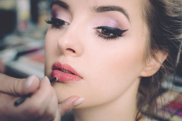 Офтальмолог Борзых: тушь, карандаш и подводка вызывают воспаление конъюнктивы