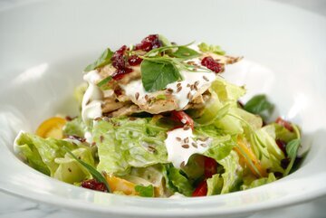 Диетолог Соломатина: готовыми салатами с майонезом легко отравиться